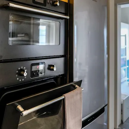 Glamorous And Alfama Riverview Daire *